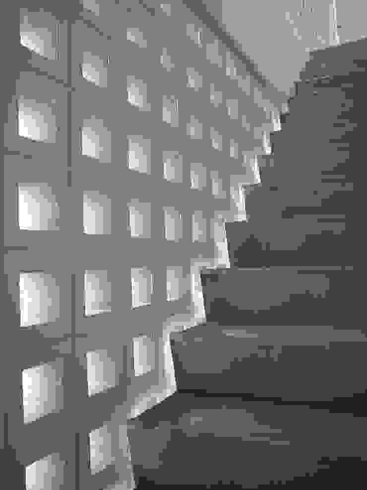 向山建築設計事務所 Moderner Flur, Diele & Treppenhaus