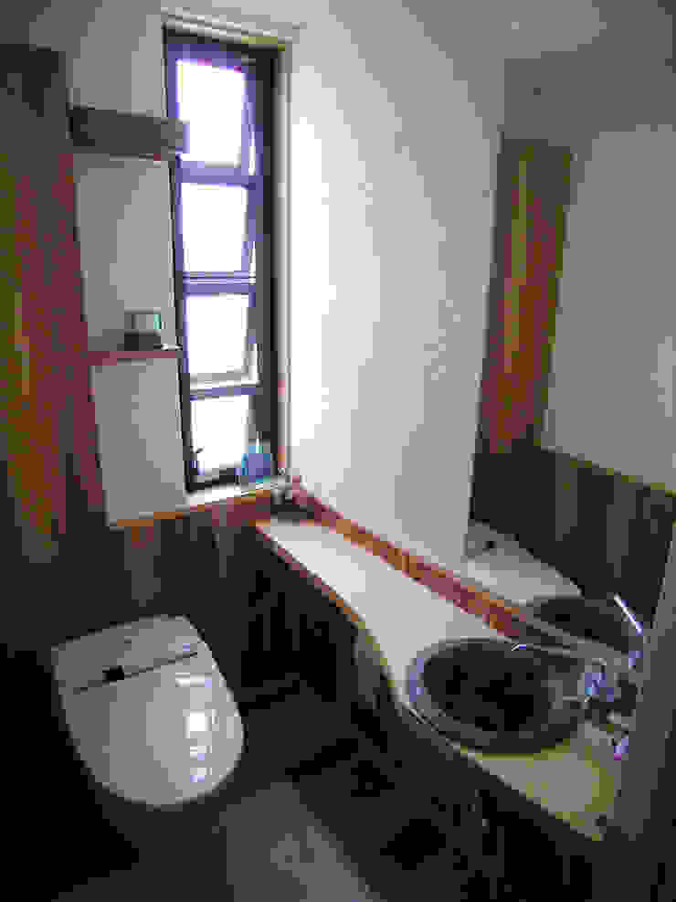 計画工房 辿 Eclectic style bathroom Solid Wood