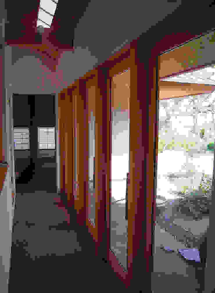 計画工房 辿 Asian style corridor, hallway & stairs Solid Wood