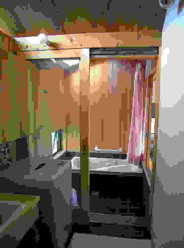 計画工房 辿 Eclectic style bathroom Solid Wood