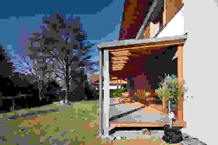 Ville prefabbricate in legno eleganti ed ecologiche, Novello Case in Legno Novello Case in Legno Modern balcony, veranda & terrace Wood