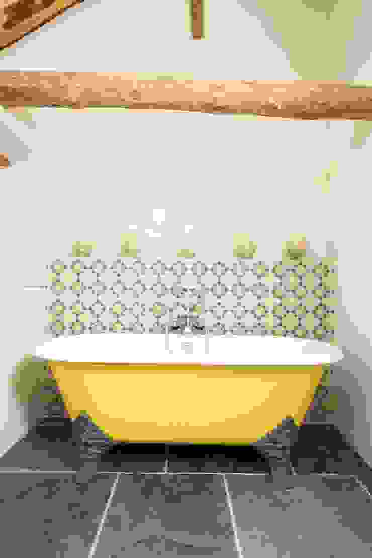 Yellow Bathtub Woodford Architecture and Interiors Country style bathroom Iron/Steel Yellow