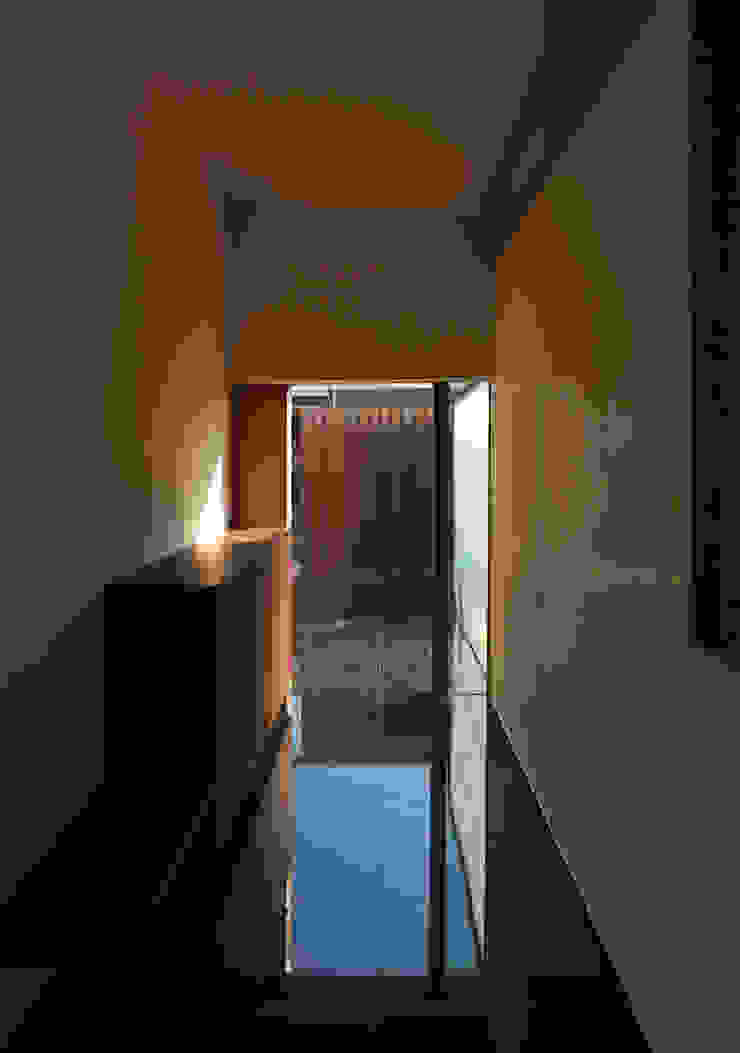 株式会社コヤマアトリエ一級建築士事務所 Paredes y pisos de estilo moderno