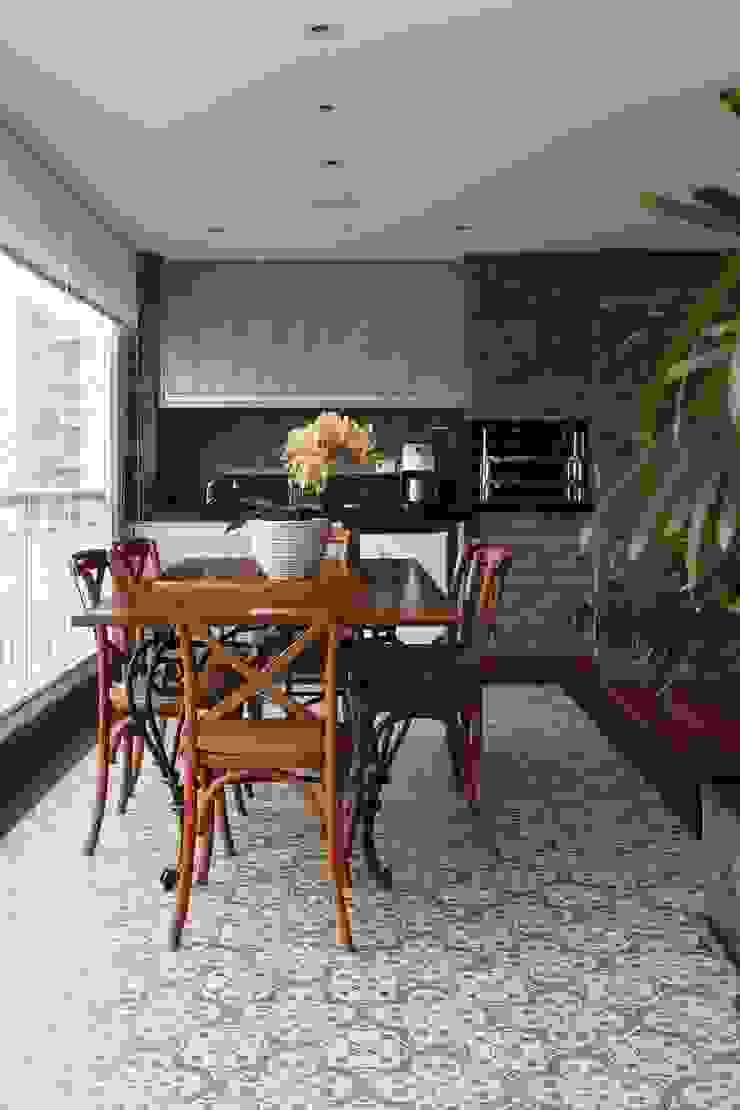 Terraço Gourmet, Danielle Tassi Arquitetura e Interiores Danielle Tassi Arquitetura e Interiores Rustikaler Balkon, Veranda & Terrasse