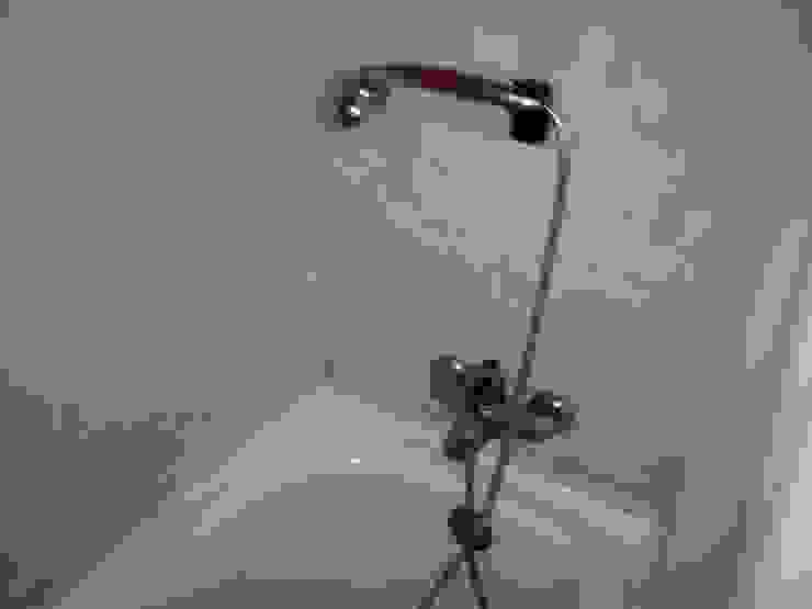 Modern bathroom by acertus Modern