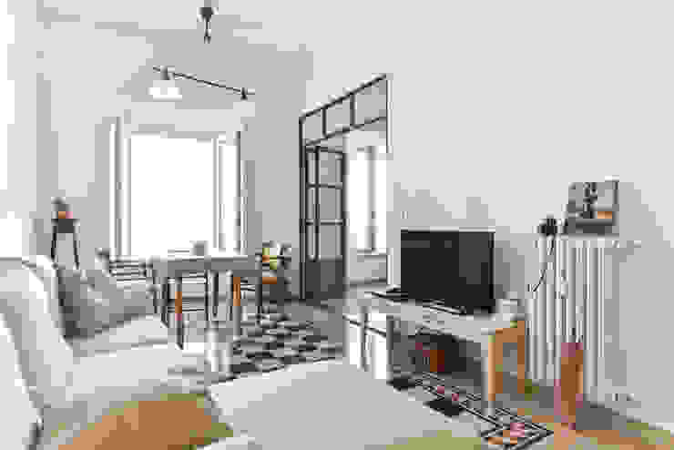 Ristrutturazione appartamento | Roma - Porta Maggiore, 02A Studio 02A Studio Classic style living room White