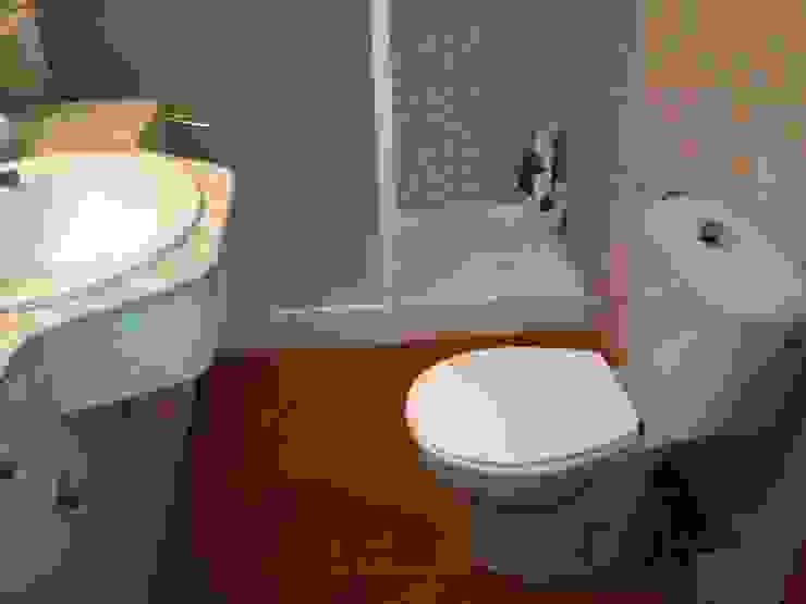 Modern bathroom by acertus Modern