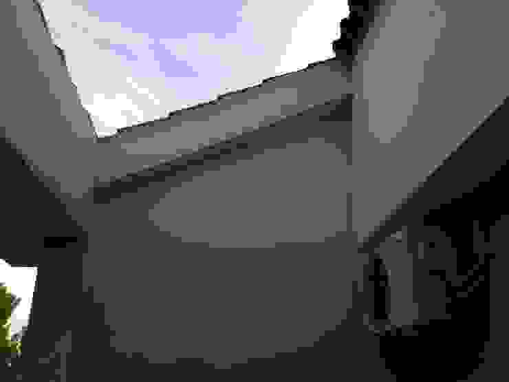 Modern bathroom by acertus Modern