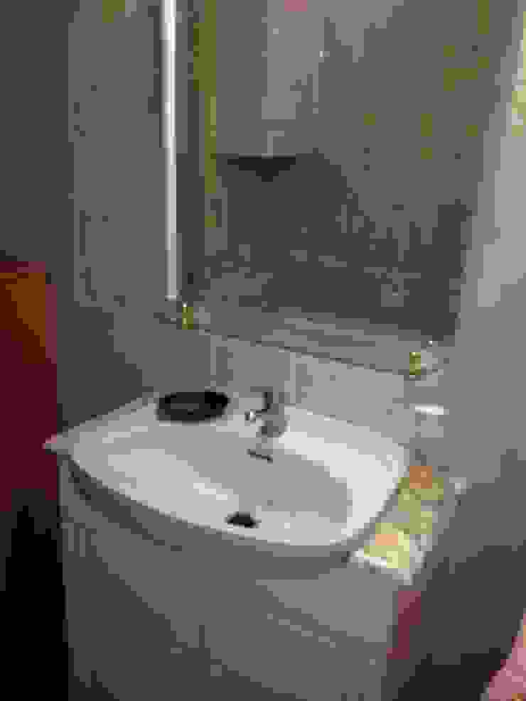 Modern bathroom by acertus Modern