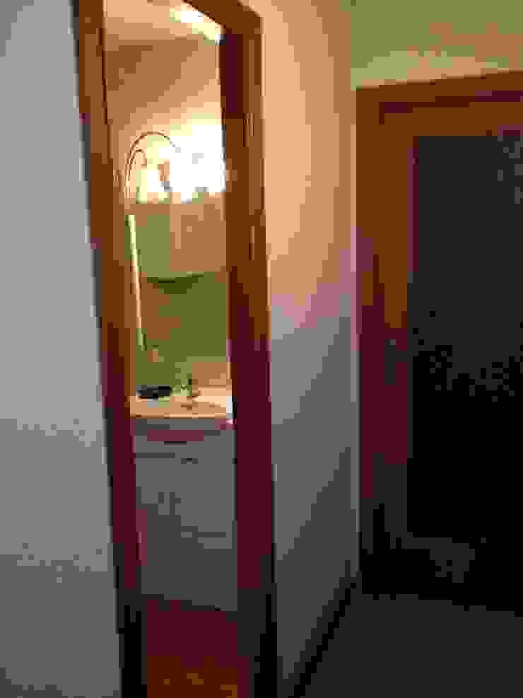 Modern bathroom by acertus Modern