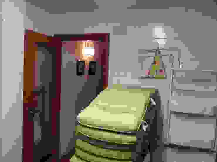 Modern bathroom by acertus Modern