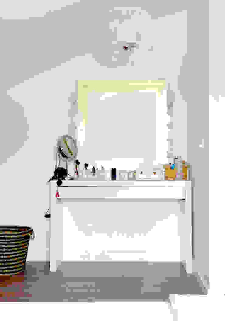 Modern bathroom by acertus Modern