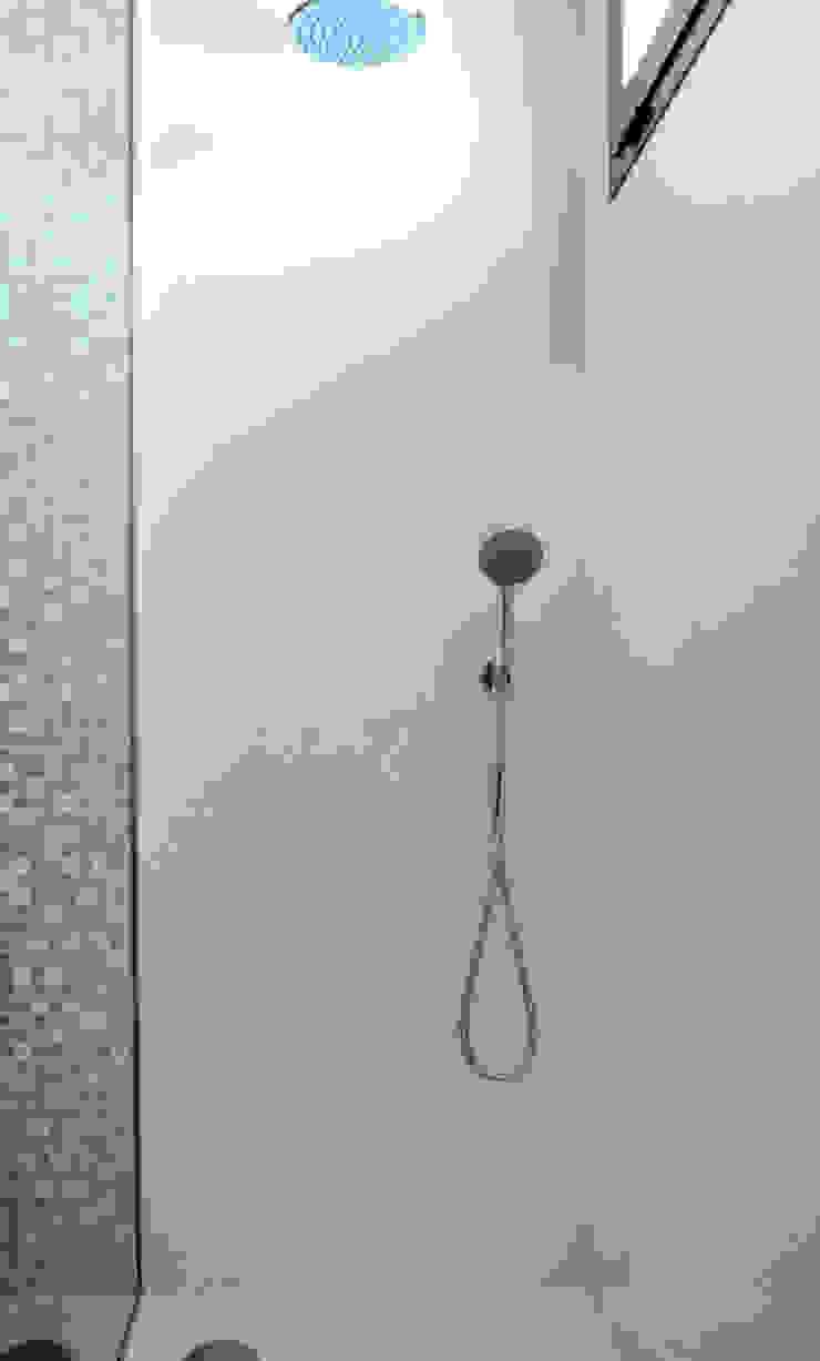 Modern bathroom by acertus Modern