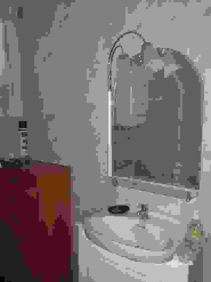 Modern bathroom by acertus Modern