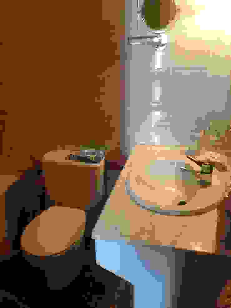 Modern bathroom by acertus Modern