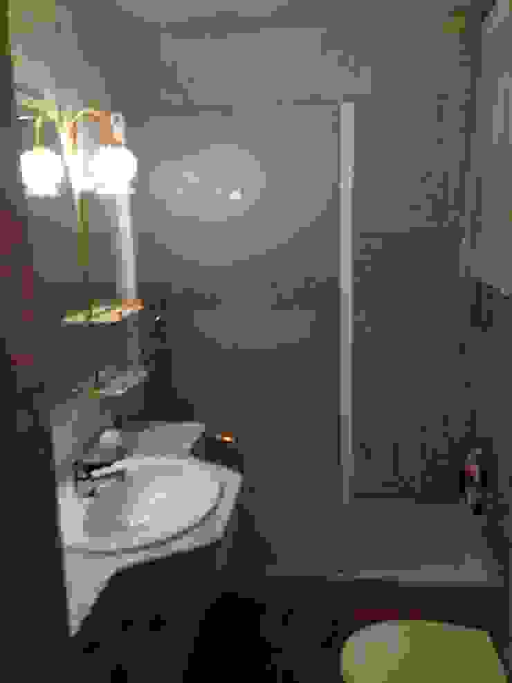 Modern bathroom by acertus Modern