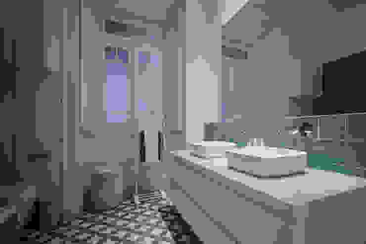 LAVRADIO DESIGN Modern style bathrooms Grey