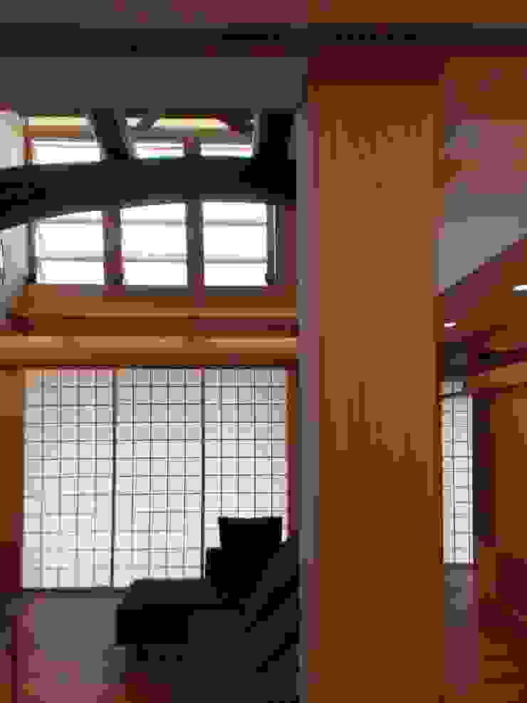 ぬくもりのある落ち着いた居住空間 !!守山の家S邸 モダンデザインの リビング の アンドウ設計事務所 モダン