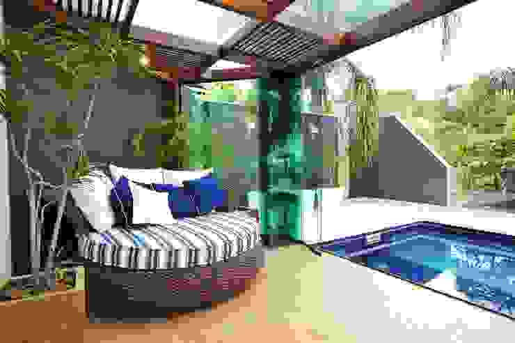 Casa Bosque das Mansões II, ANNA MAYA ARQUITETURA E ARTE ANNA MAYA ARQUITETURA E ARTE Moderner Balkon, Veranda & Terrasse Holz Mehrfarbig