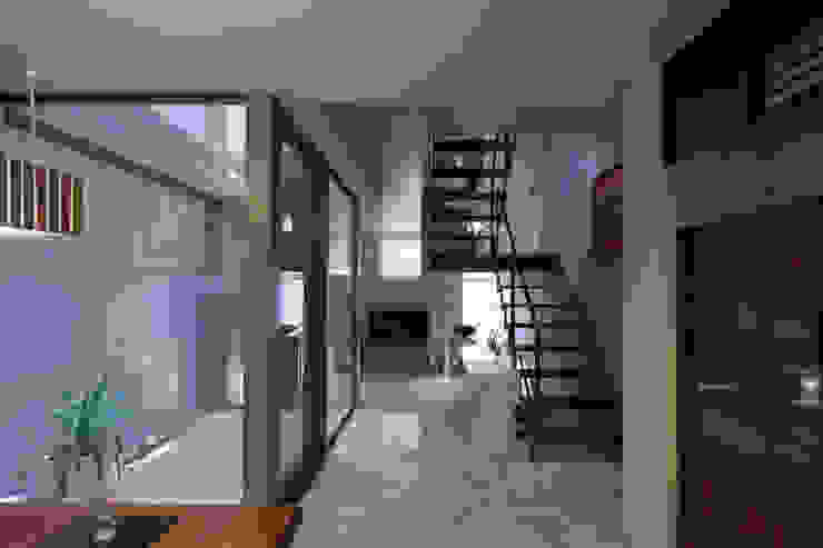 U建築設計室 Soggiorno moderno Piastrelle Bianco