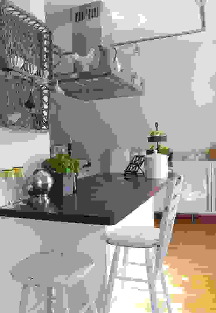 Küche im Stilmix Me & Harmony Landhaus Küchen Möbel,Tisch,Eigentum,Weiß,Holz,Innenarchitektur,Regale,Grau,Bodenbelag,Küche