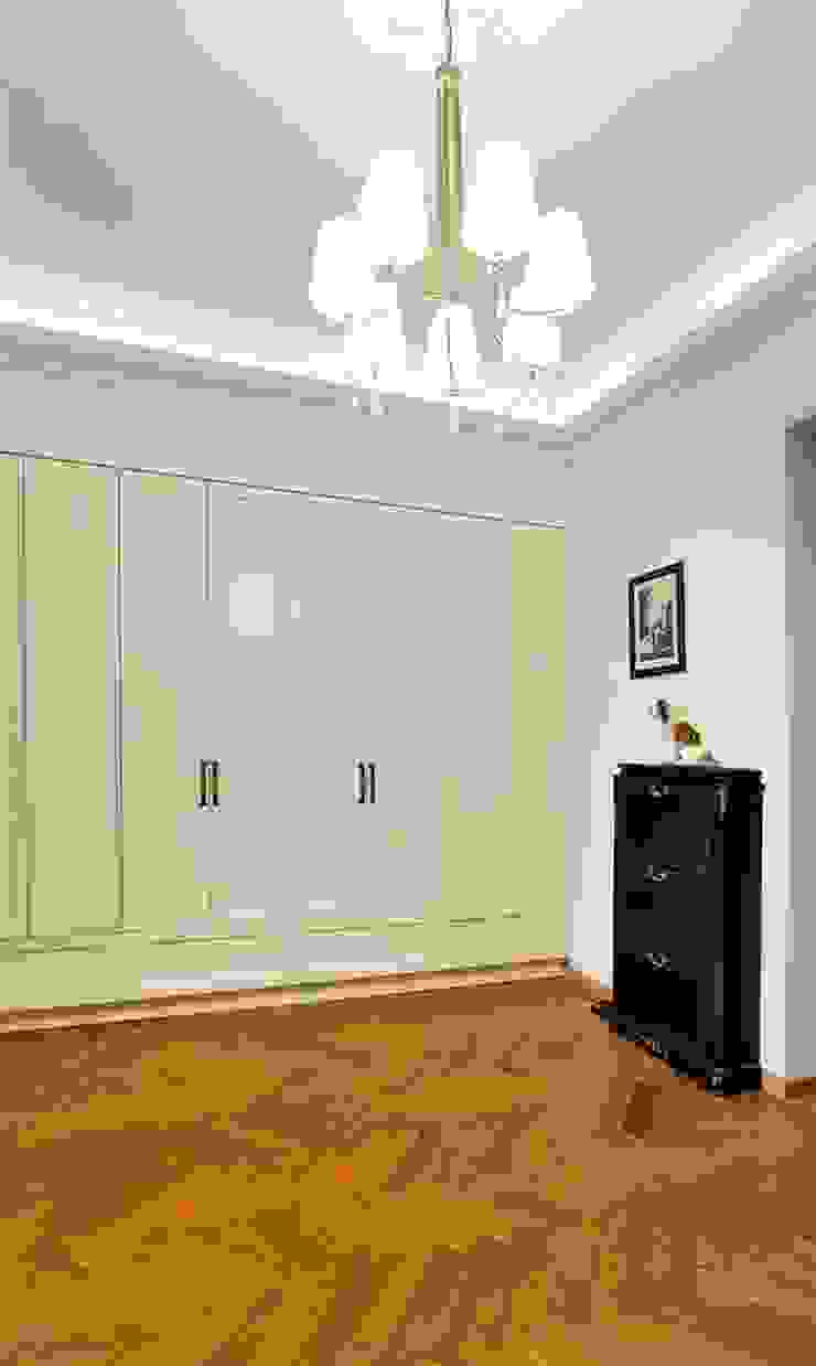 ARTEMA PRACOWANIA ARCHITEKTURY WNĘTRZ Classic style corridor, hallway and stairs White