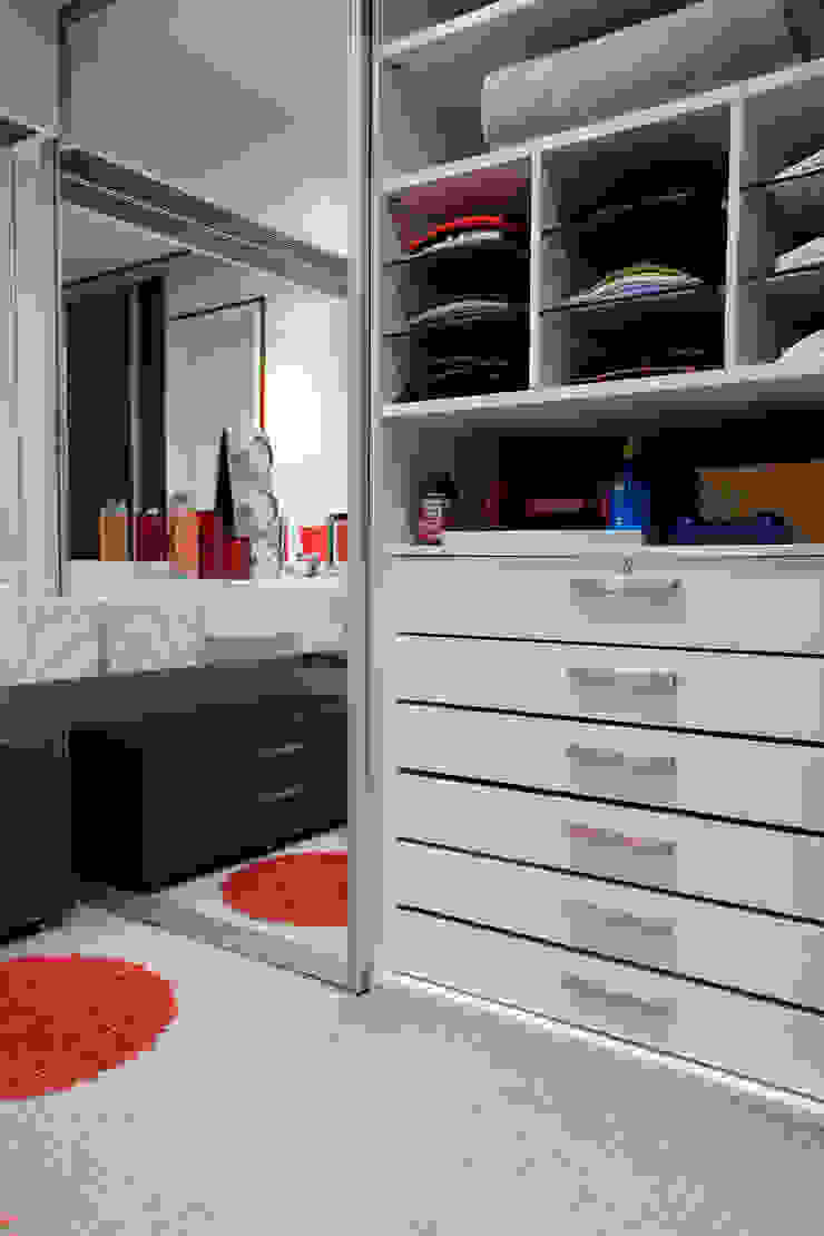 Loft no bairro Jardim Paulista EVELIN SAYAR ARQUITETURA E INTERIORES Closets