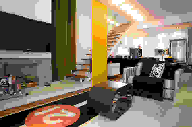 Loft no bairro Jardim Paulista EVELIN SAYAR ARQUITETURA E INTERIORES Salas de estar modernas