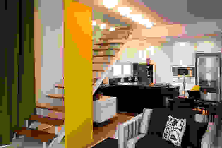 Loft no bairro Jardim Paulista EVELIN SAYAR ARQUITETURA E INTERIORES Corredores, halls e escadas modernos