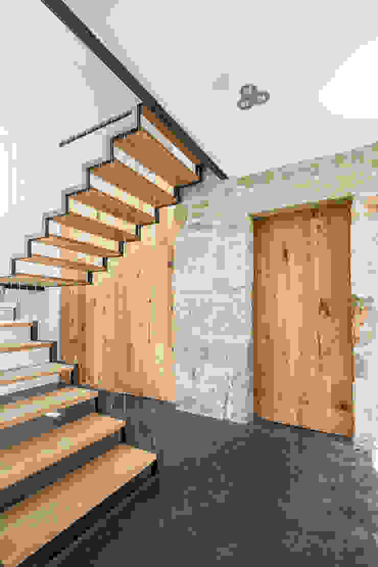 FPA - filipe pina arquitectura Pasillos, vestíbulos y escaleras minimalistas