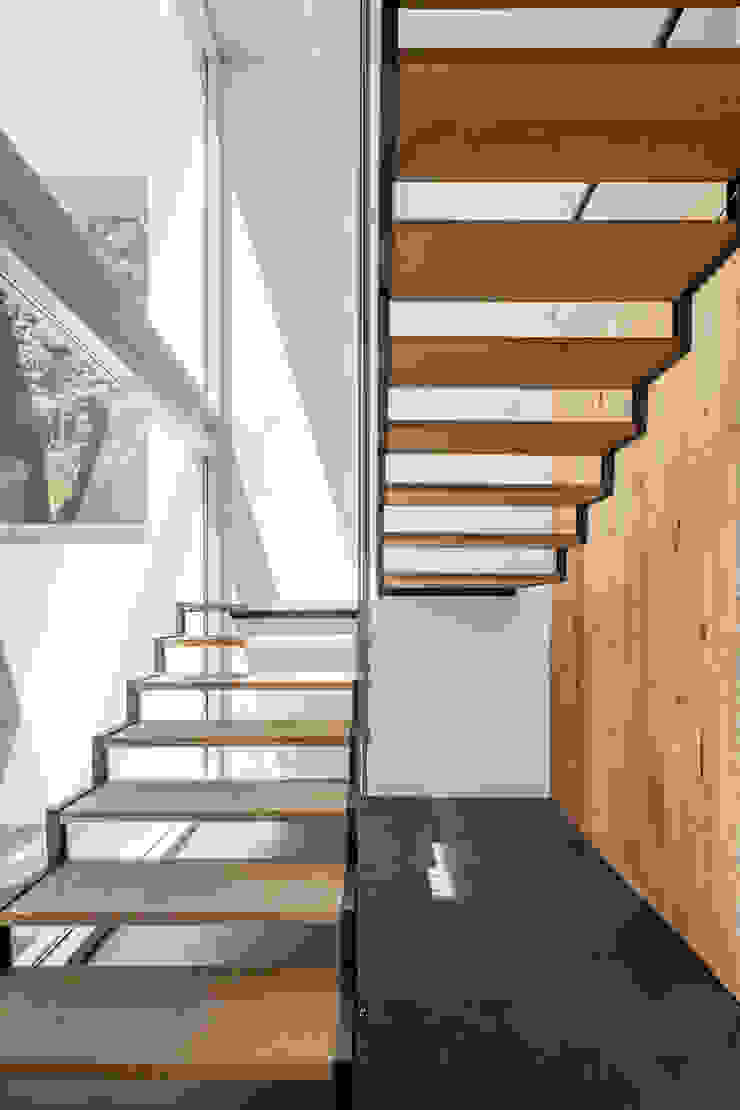 FPA - filipe pina arquitectura Pasillos, vestíbulos y escaleras minimalistas