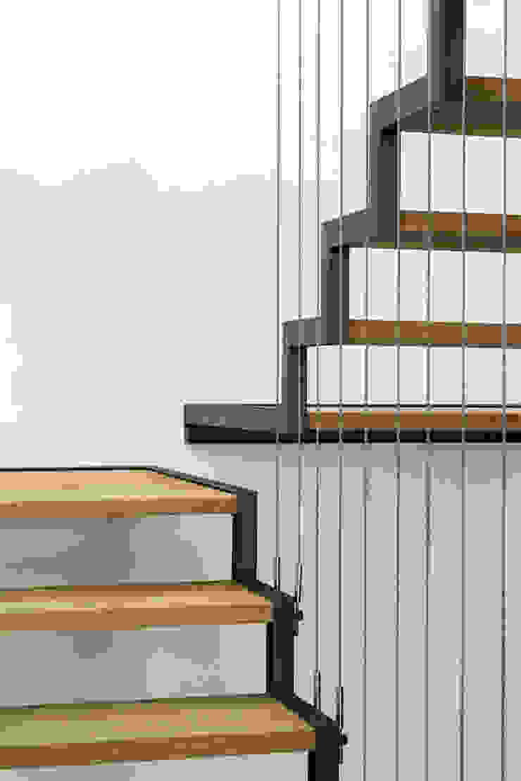 FPA - filipe pina arquitectura Pasillos, vestíbulos y escaleras minimalistas