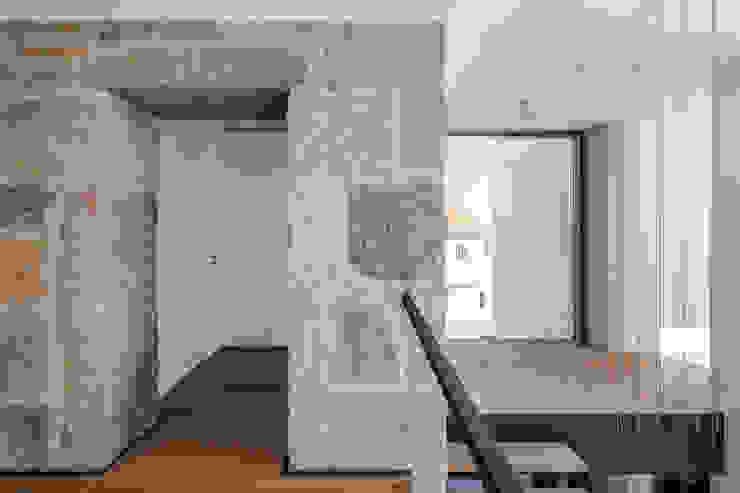 FPA - filipe pina arquitectura Pasillos, vestíbulos y escaleras minimalistas