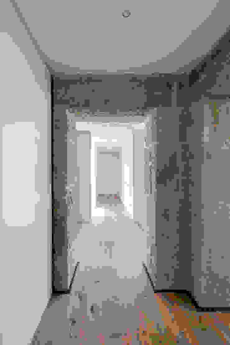 FPA - filipe pina arquitectura Pasillos, vestíbulos y escaleras minimalistas