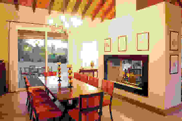 Classic style dining room by JUNOR ARQUITECTOS Classic
