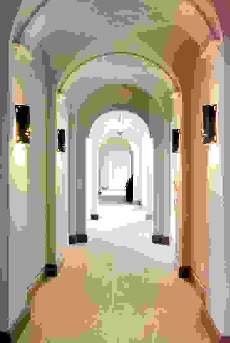 Classic style corridor, hallway and stairs by JUNOR ARQUITECTOS Classic