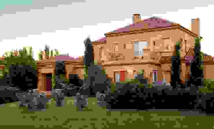 Classic style houses by JUNOR ARQUITECTOS Classic