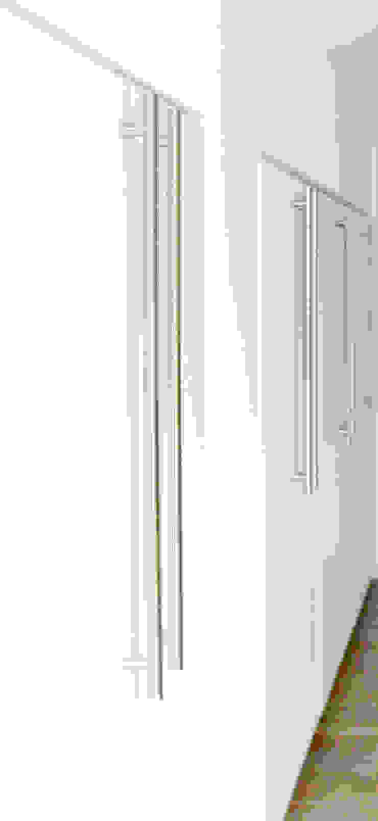 Modern dressing room by acertus Modern Wood Wood effect