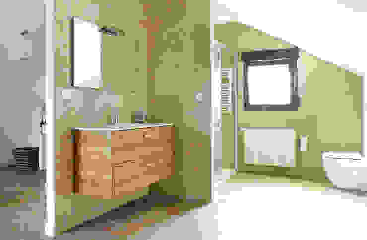 Modern bathroom by acertus Modern