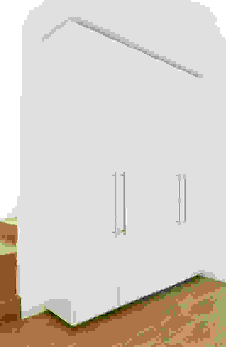 Modern dressing room by acertus Modern Wood Wood effect