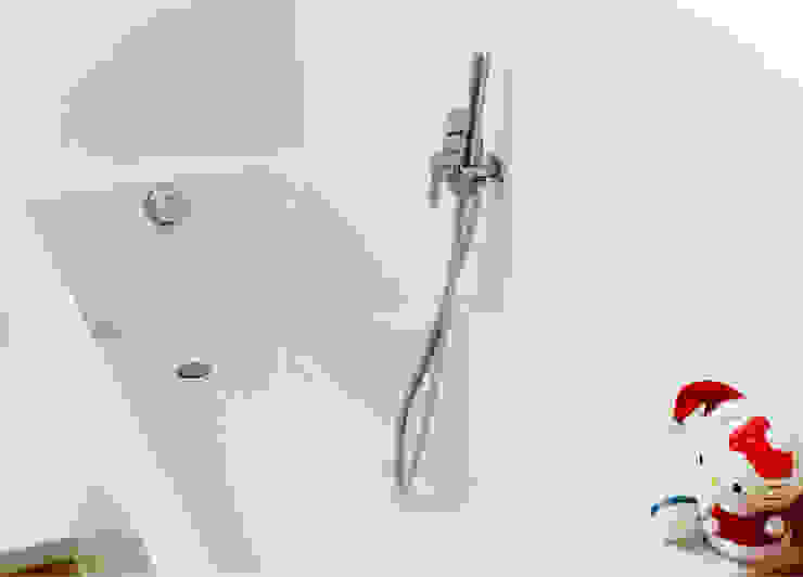 Modern bathroom by acertus Modern