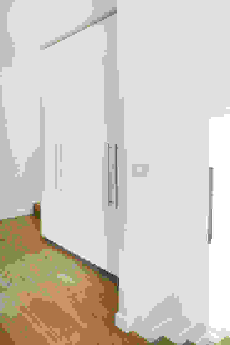 Modern dressing room by acertus Modern Wood Wood effect