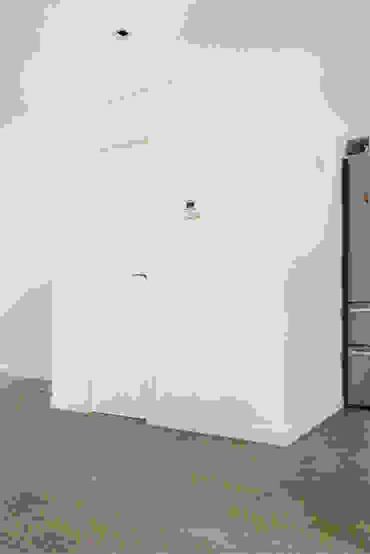 Modern bathroom by acertus Modern