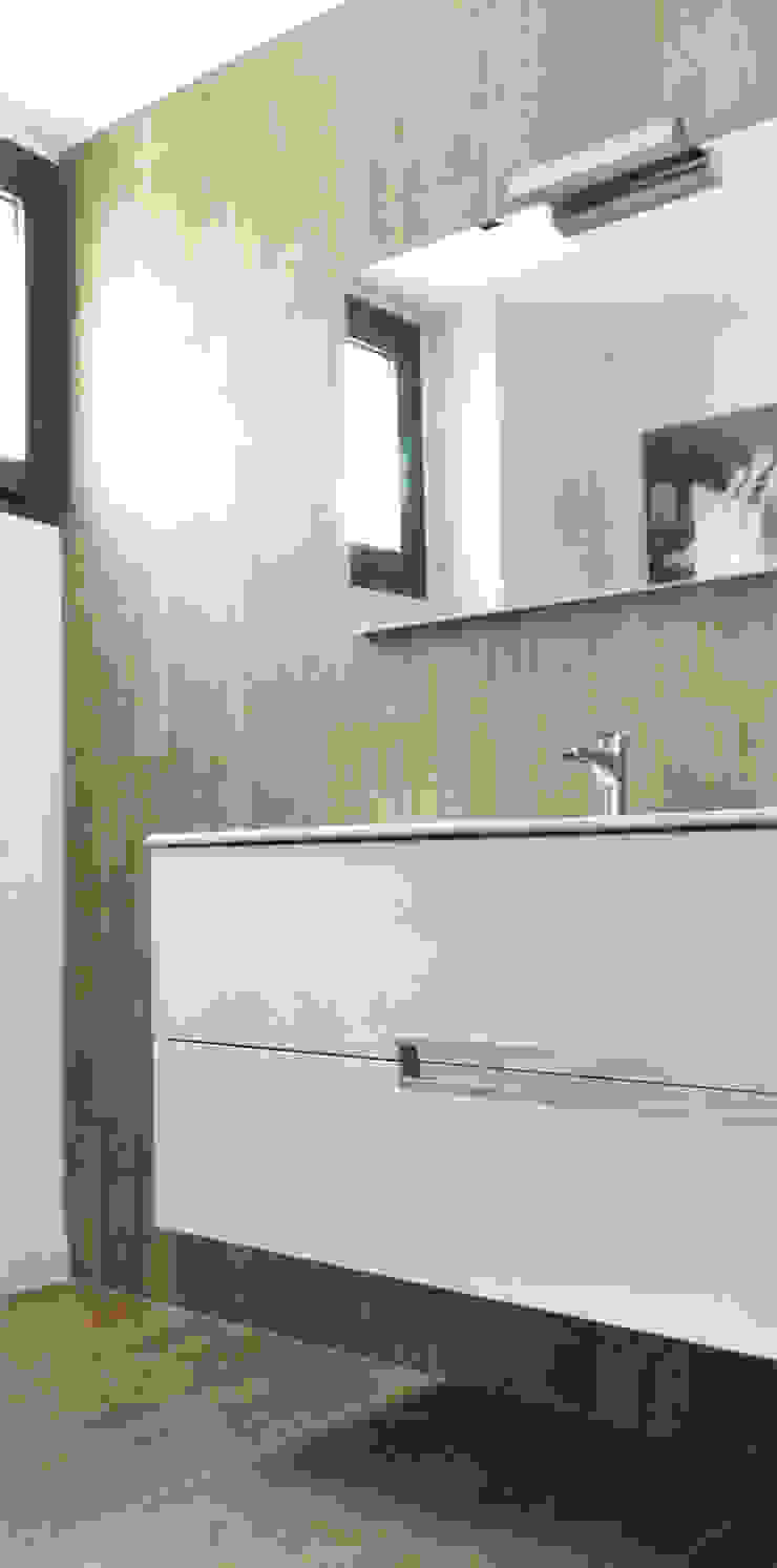 Modern bathroom by acertus Modern