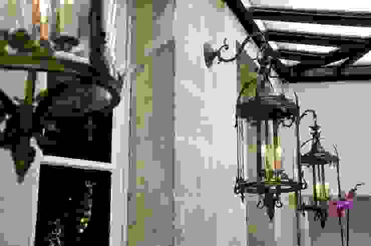 La véranda pour la lumière. Cabanes & Chateaux Balcon, Veranda & Terrasse modernes Lumière,Fenêtre,Éclairage,Bois,Plante,Teintes et nuances,Bougeoir,Immeuble,Verre,éclairage public