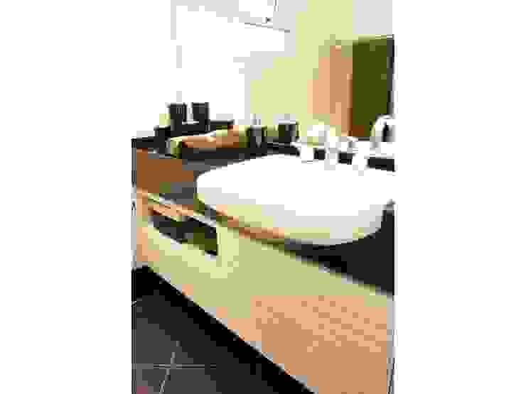 LX Arquitetura Modern bathroom Black