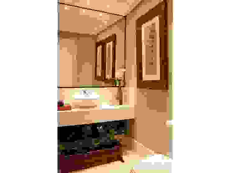 LX Arquitetura Modern bathroom