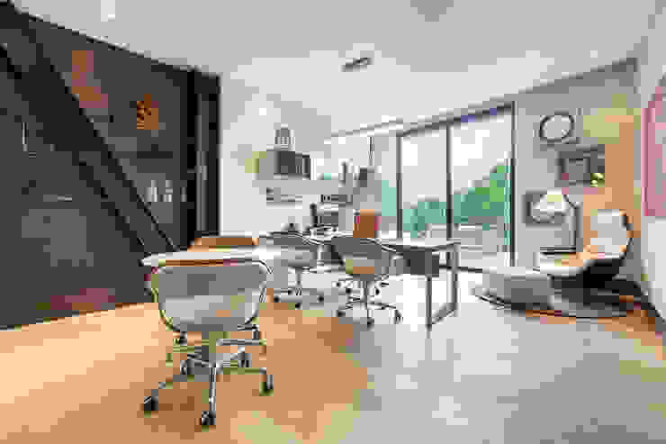 homify Modern study/office