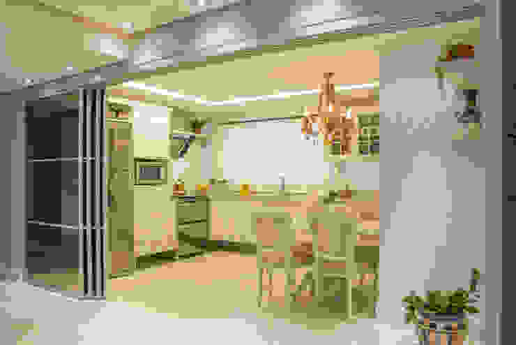 cozinha classica - integrada com a sala, com portas abertas Michele Moncks Arquitetura Cozinhas clássicas
