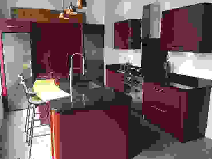 Hampton Kitchen homify Modern Kitchen Solid Wood Red Cabinets & shelves